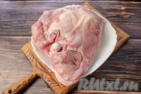 Для этого блюда можно взять мясо, срезанное с любых частей индейки (я взяла бедро индейки, удалив кость и кожу). Вымойте мясо идейки.