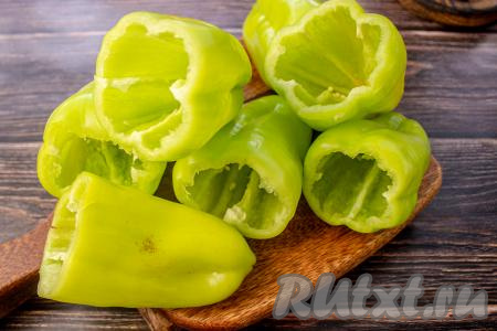 Болгарские перцы очистите от семян, удалите плодоножки, промойте водой.