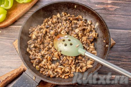 Шампиньоны очистите от загрязнений, промойте, слегка обсушите, нарежьте мелко. В отдельной сковороде разогрейте немного растительного масла, выложите шампиньоны, обжарьте их в течение 8 минут на среднем огне, иногда помешивая, уберите грибы с огня, дайте немного остыть.