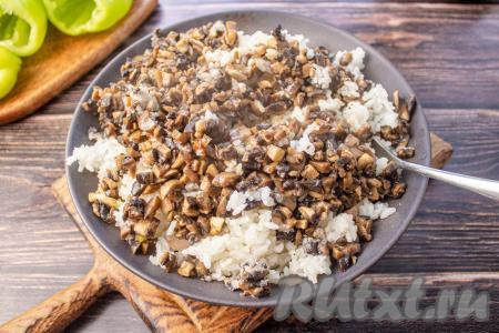 Для получения начинки соедините варёный рис, обжаренные овощи (которые мы откладывали) и грибы, посолите по вкусу, хорошо перемешайте и начинка для фарширования перцев готова.