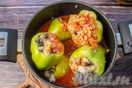 Перцы, фаршированные грибами, овощами и рисом, залейте подготовленным томатным соусом, поставьте на огонь. Доведите соус до кипения, а затем тушите перцы на слабом огне 30-40 минут, накрыв крышкой.
