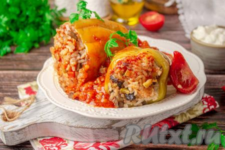 Готовые перцы, фаршированные рисом, овощами и грибами, подавайте тёплыми, поливая соусом, в котором они тушились.&nbsp;