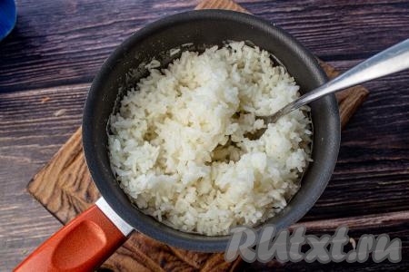Рис хорошо промойте, слейте лишнюю воду. Переложите промытый рис в кастрюлю с кипящей подсоленной водой, перемешайте, после закипания варите на небольшом огне до готовности (минут 20). Готовый рис снимите с огня, откиньте на сито, дайте остыть.