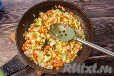В сковороде разогрейте растительное масло. Нарезанные лук, кабачок и морковку выложите на разогретую сковороду и обжаривайте овощи до мягкости (примерно 8-10 минут) на среднем огне, периодически перемешивая.