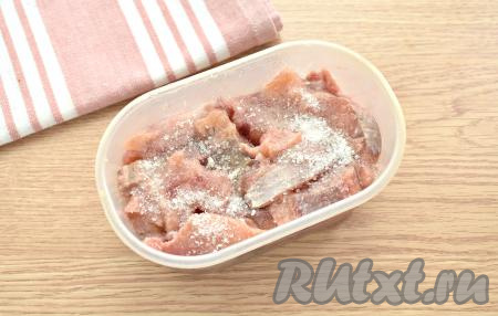 Затем выкладываем второй слой из кусочков горбуши, предварительно покрытых маслом. Опять пересыпаем частью смеси соли и сахара. Аналогично продолжаем выкладывать слоями горбушу в масле, пересыпая каждый слой солью и сахаром. Последним слоем должна быть оставшаяся смесь из сахара и соли.