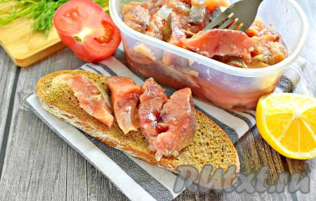 Обычно в течение недели мы такую рыбку съедаем. Малосольная горбуша, приготовленная в масле по этому рецепту, всегда получается вкусной и аппетитной, она станет отличным дополнением к различным блюдам.