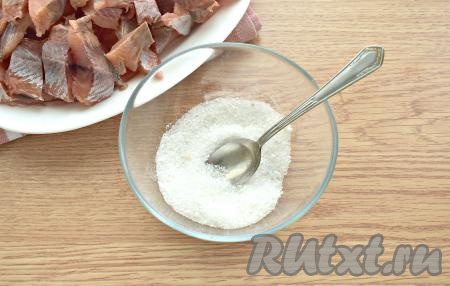 В миске смешиваем соль и сахар.