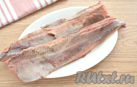 Размораживаем горбушу, но не полностью, чтобы рыбу было проще очищать и потрошить. Отрезаем плавники, голову и хвост. Снимаем с рыбы кожу, убираем внутренности, если они есть. Разделываем горбушу на филе, удаляя хребтовую кость с более мелкими косточками. У меня из одной средней по размеру горбуши получилось 300 грамм рыбного филе.&nbsp;