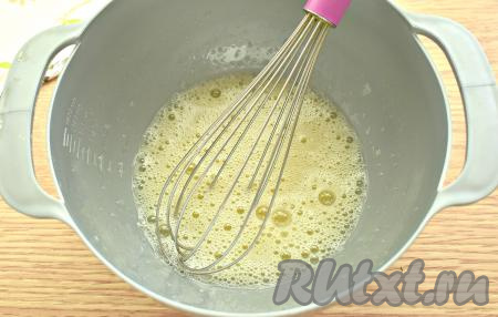 Взбиваем яйца с солью и сахаром венчиком до получения однородной смеси (я взбивала пару минут).