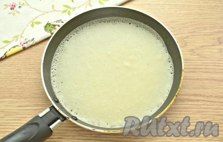 Поверхность сковороды смазываем маслом и хорошо разогреваем на среднем огне. Блинное тесто зачерпываем половником и выливаем в центр сковороды, распределяем по всей поверхности. Жарим блинчик, примерно, по минуте с каждой стороны на среднем огне, затем перекладываем на тарелку. Постепенно жарим все блины. По мере надобности смазываем блинную сковороду маслом. Блинное тесто в миске иногда перемешиваем, чтобы не застаивалось. У меня из приготовленного теста получилось 16 блинчиков (диаметр моей сковороды 18 сантиметров).