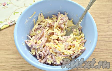 Перемешиваем и начинка из сыра и ветчины для блинчиков готова.