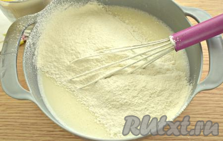 В получившуюся смесь всыпаем муку, перемешиваем до получения жидкого блинного теста без комочков.