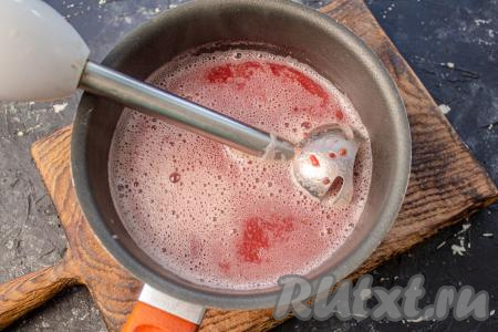 Затем снимите с огня и погружным блендером измельчите ягоды.
