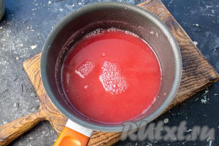 Процеженный отвар снова перелейте в ковш, поставьте на огонь, доведите до кипения.