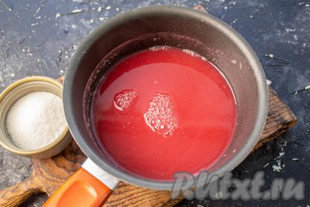 В кипящий отвар из крыжовника всыпьте сахар, тщательно перемешайте. Я добавила 2 столовые ложки сахара, поэтому кисель получится в меру сладким, если любите более сладкие напитки, добавьте немного больше сахара.