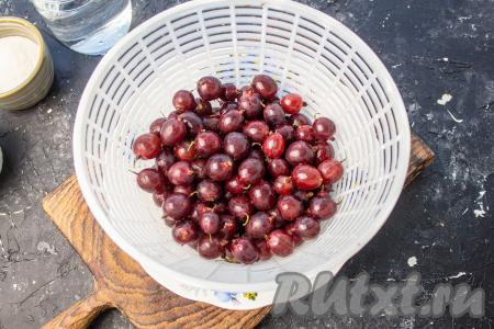 300 грамм крыжовника выложите в сито и промойте.
