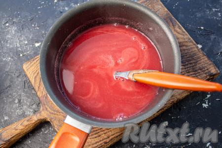 Тонкой струйкой, не переставая перемешивать отвар, влейте крахмальную смесь, затем, продолжая помешивать, доведите до кипения и с момента закипания проварите кисель из крыжовника 1 минуту. Снимите с плиты.