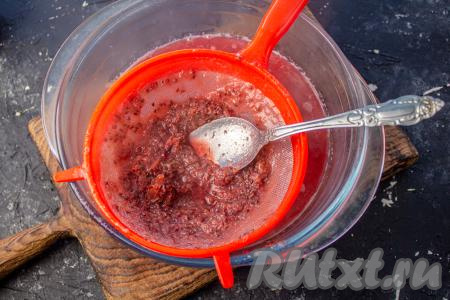 Получившийся отвар с измельчёнными ягодами откиньте на мелкое сито. Протрите содержимое сита ложкой. Жмых, оставшийся в сите, по желанию, отожмите. Жидкость, выделившуюся при отжимании, вылейте в процеженный отвар, а оставшийся жмых выбросите.