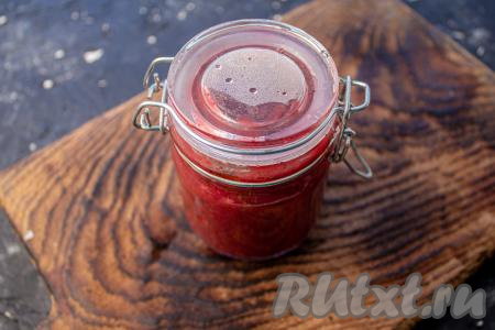 К этому времени подготовьте баночки для закатки. Стерилизуйте баночки удобным для вас способом. Мне нравится способ стерилизации в микроволновке, для этого в баночку заполняю,&nbsp;примерно, на 1/3 водой и ставлю в микроволновку на 5-6 минут при полной мощности (у меня мощность микроволновки 800 Ватт), затем аккуратно достаю, сливаю остатки воды. Крышки кипячу на плите с момента закипания воды 4-5 минут. Сразу после того как сняли соус с огня, разлейте его в подготовленные баночки и сразу герметично закройте (или закатайте) крышками.