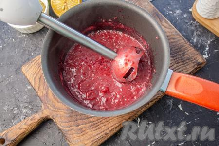 Отваренные ягоды крыжовника пробейте блендером до однородного состояния. По желанию, можно протереть их через сито, тогда соус получится более гладкой и нежной консистенции.