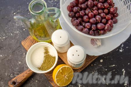 Подготовьте все необходимые продукты для приготовления соуса из крыжовника к мясу на зиму. Лимонный сок, по желанию, можно заменить на 1 столовую ложку 9% уксуса. Соль, сахар и специи можете регулировать по своему вкусу или воспользуйтесь указанными пропорциями в рецепте.