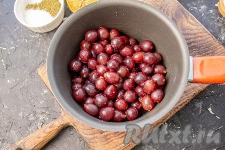 Крыжовник переберите, промойте, испорченные плоды выбросите. У крыжовника срежьте хвостики с двух сторон (удобно срезать ножницами). Подготовленные ягоды сложите в подходящую посуду с толстым дном. Влейте воду, доведите до кипения и проварите 5 минут на среднем огне.