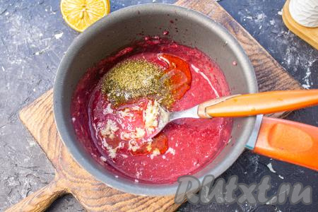 В соус добавьте чеснок, пропущенный через пресс, соль, хмели-сунели,&nbsp;сахар и растительное масло, перемешайте, доведите до кипения. Затем варите соус на небольшом огне, иногда помешивая, до растворения соли и сахара (примерно, 7-8 минут). Кстати, соль используйте каменную, или ту, которая подходит для засолки. Йодированная или морская соль не подойдут.