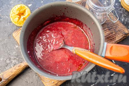 Влейте в соус лимонный сок или уксус, перемешайте, доведите до кипения, проварите соус из крыжовника на небольшом огне пол минуты и снимите с плиты.