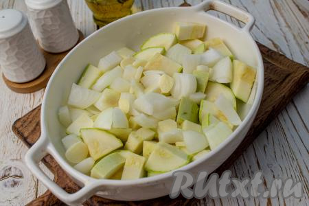 Луковицы нарежьте достаточно крупно, зубчики чеснока - на пластины, добавьте к кабачкам.