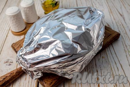 Закройте форму с овощами плотно фольгой и поставьте её в разогретую духовку. Тушите кабачки с овощами 1 час при температуре 180 градусов в режиме верхнего и нижнего нагрева.