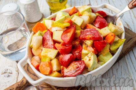 Влейте воду и снова перемешайте аккуратно.