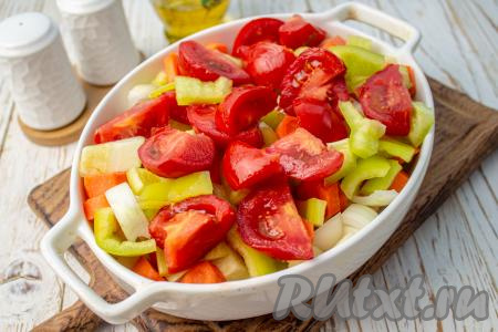 Помидоры нарежьте на крупные дольки, болгарский перец - на полоски, добавьте их к остальным овощам.