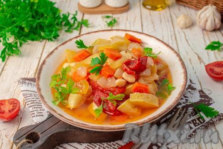 Спустя время достаньте форму из духовки, снимите аккуратно фольгу, перемешайте овощи, переложите на тарелку для подачи. Вкусные, ароматные, аппетитные тушёные кабачки с овощами можно подавать как тёплыми, так и холодными.