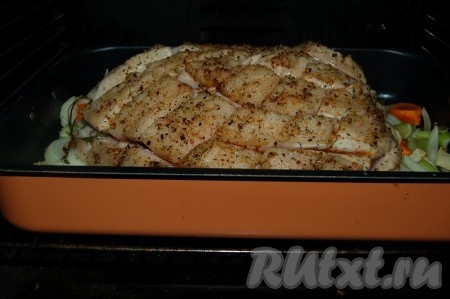 Нагреть духовку до 230 градусов, отправить в нее противень с окороком. Через 30 минут температуру в духовке уменьшить до 160 градусов, жарить еще 1 час, затем полить свинину водой (или бульоном, или сухим белым вином).