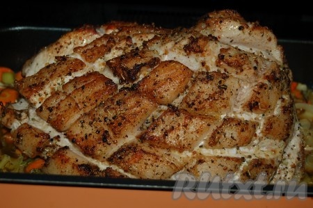 Спустя 1,5 часа после начала отправки противня в духовку, поливать свиной окорок каждые 30 минут. Запекать буженину в духовке 4-5 часов, в зависимости от размера вашего окорока. Мой окорок был весом 4,5 кг, я его запекала 4,5 часа. Рассчитывайте время сами.