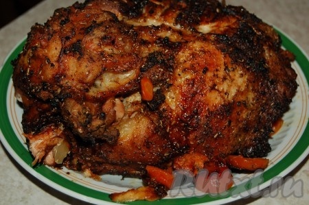 Прошло 4,5 часа. Наш свиной окорок превратился в красивую буженину. Пора вынимать из духовки.