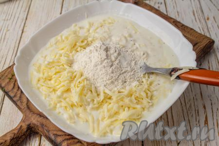 В кефир добавьте чеснок, натёртый на мелкой тёрке (или пропущенный через пресс),&nbsp;2 столовых ложки муки, по желанию, выложите натёртый на крупной тёрке сыр. Перемешайте&nbsp;кляр до однородности. Кляр, замешанный на кефире, по густоте должен получиться в меру густым, напоминающим сметану средней жирности, он должен хорошо держаться на кабачках. Возможно, понадобится добавить ещё 1 столовую ложку муки.