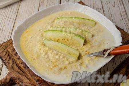 В кляр, замешанный на кефире, окуните несколько брусочков кабачков, покрывая их кляром со всех сторон. Покрывать кляром нужно столько кабачков, сколько одновременно в один слой поместятся на сковороде.