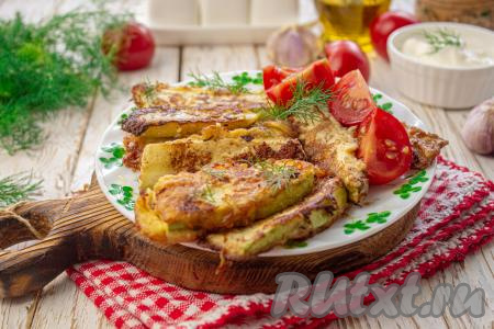 Аппетитные, вкусные, ароматные кабачки,&nbsp;приготовленные в кляре на кефире на сковороде,&nbsp; подавайте к столу тёплыми, дополнив сметаной или вашим любимым соусом.