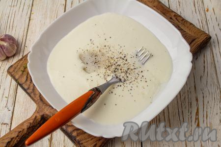 В глубокую тарелку влейте кефир, посолите и поперчите его по вкусу, перемешайте.