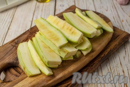 Кабачки для этого блюда желательно брать молодые, то есть с нежными, мелкими семечками. Вымойте кабачки, обрежьте кончики с двух сторон.&nbsp;Кожица у кабачков, которые я готовила, была мягкой, поэтому я её срезать не стала. Разрежьте кабачок вначале пополам, а затем на брусочки толщиной чуть меньше 1 сантиметра.