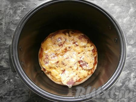 Готовить пиццу далее, на том же режиме под закрытой крышкой мультиварки, ещё 15 минут.