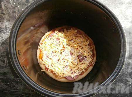 Сверху посыпать натёртым сыром.