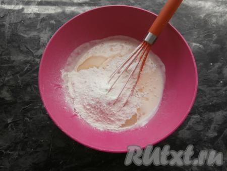 Влить растительное масло, перемешать, всыпать муку и разрыхлитель.