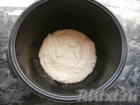 Дно чаши мультиварки застелить пергаментом, смазать растительным маслом, выложить тесто, разровнять его, крышку закрыть.