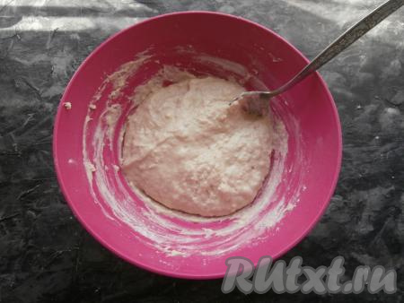 Перемешать ложкой, замешивая тесто, похожее на густую сметану.