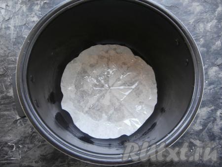 Растительным маслом смазать чашу мультиварки, на дно выложить пергамент.
