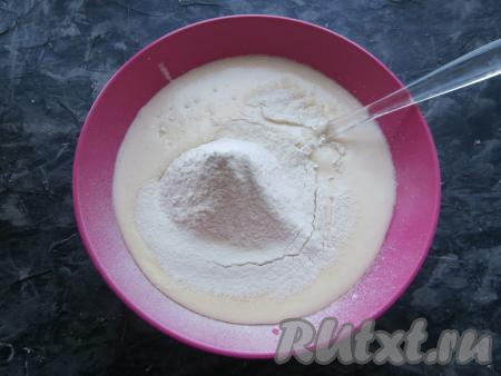 В получившуюся смесь всыпать разрыхлитель, частями добавить просеянную муку, каждый раз полностью вмешивая муку лопаткой.