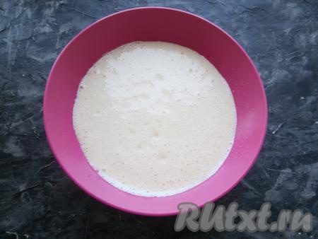 Миксером взбить яйца до пышной пены, затем, не переставая взбивать, всыпать частями сахар, после этого взбивать 3-4 минуты. Смесь должна получиться светлой и пышной. Затем влить молоко, растительное масло, ещё раз взбить до однородности.