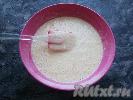 Добавляя муку, учитывайте, что тесто для пирога "12 ложек" должно получиться похожим на негустую сметану.